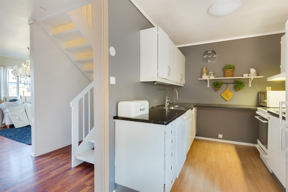 Kjøkken med hall/trapp til 2. etasje i mellom stue/spisestuen Galleribilde