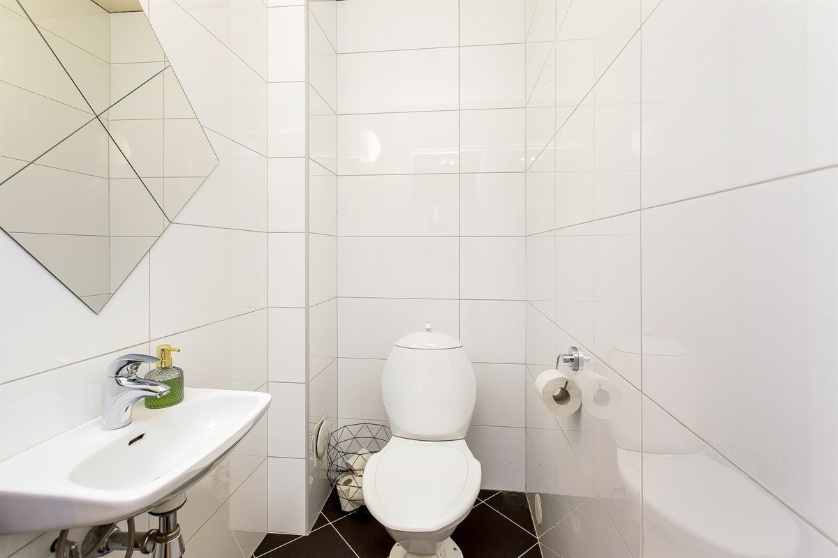 Praktisk gjeste-wc rett innenfor inngangsdøren Galleribilde