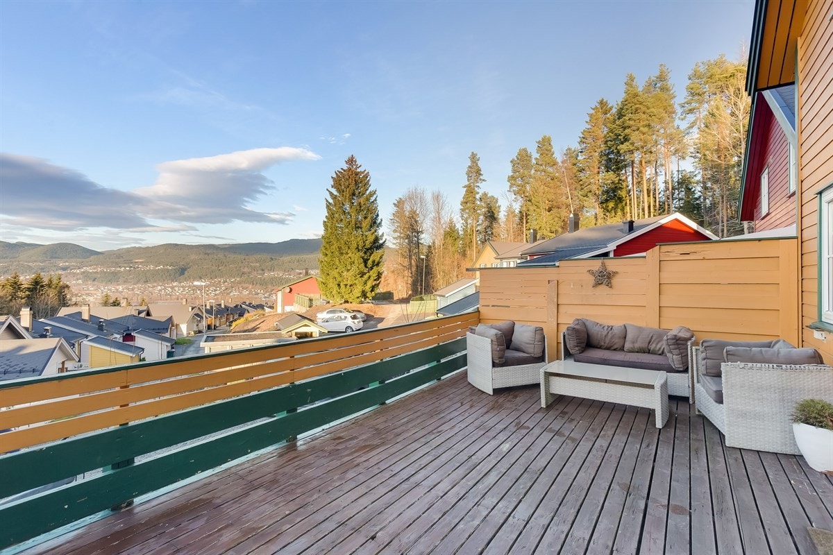 Stor veranda med utgang fra stue - Flott utsikt og god solforhold Galleribilde