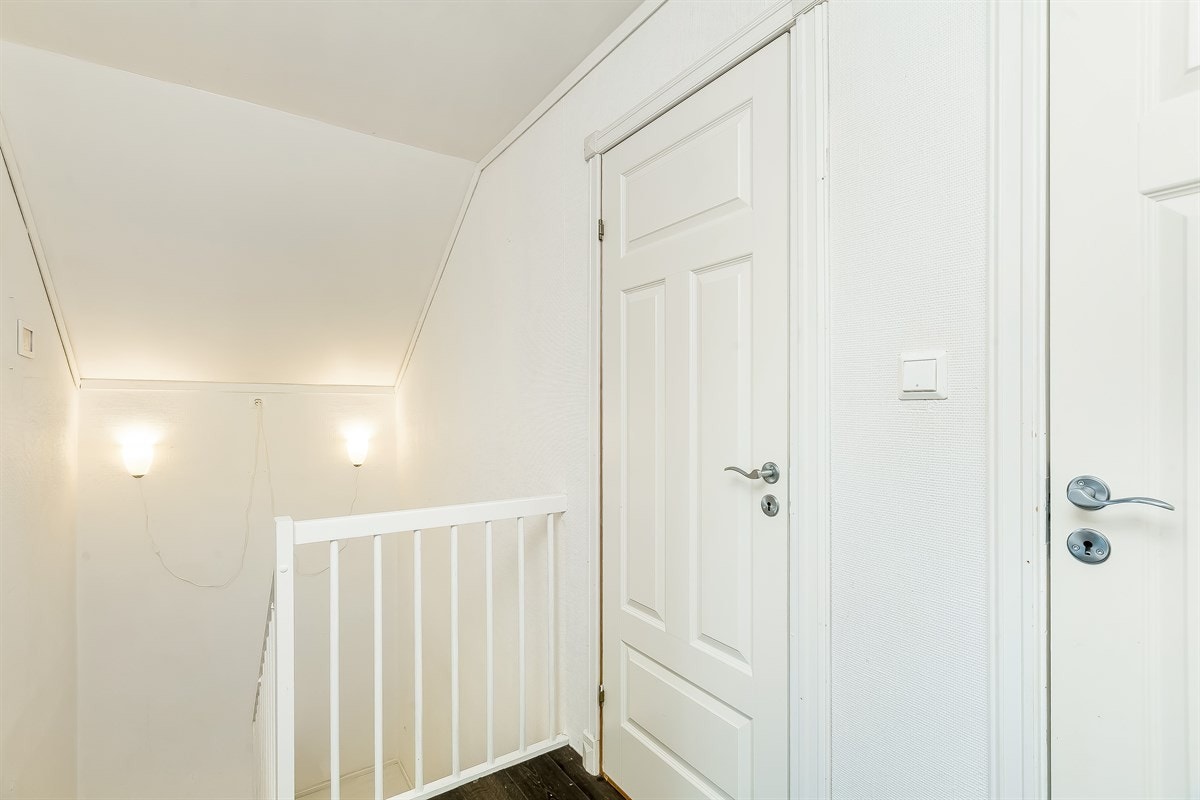 Nyoppusset 2. etasje med panelplater, 1-stavs gulv og profilerte dører. Bod/walk-in garderobe i gang Galleribilde