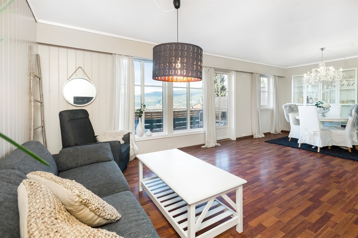 Stor og lys stue med god plass til både TV- og spisestue Galleribilde