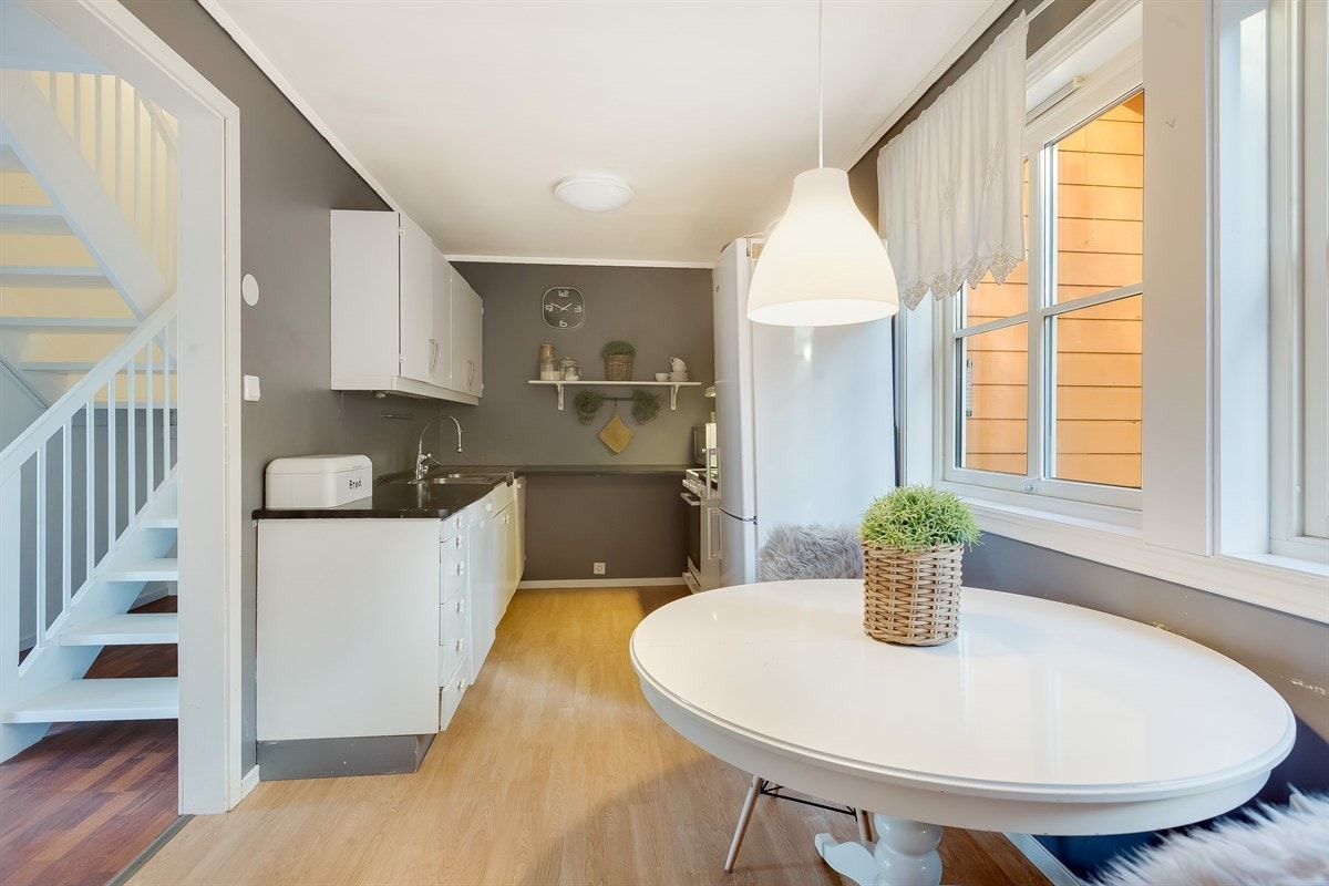 Kjøkken ligger tilbaketrukket i motsatt ende av huset, men likevel nært tilknyttet stuene Galleribilde