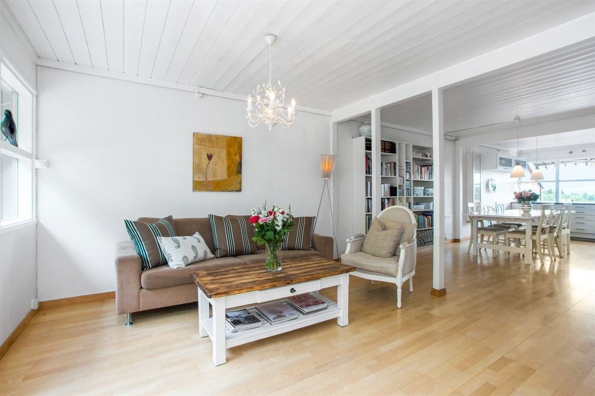 Stue/kjøkken har gjennomgående løsning som sikrer godt naturlig lysinnslipp Galleribilde