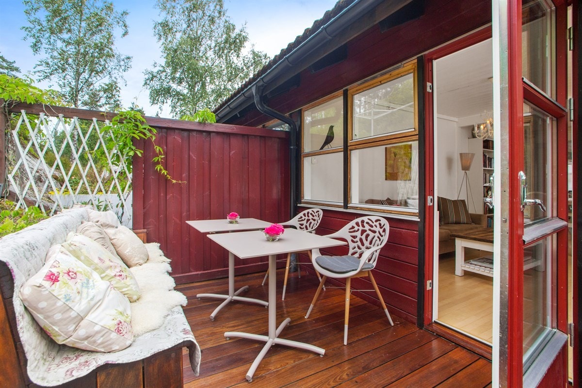 Usjenert terrasse som grenser til marka Galleribilde