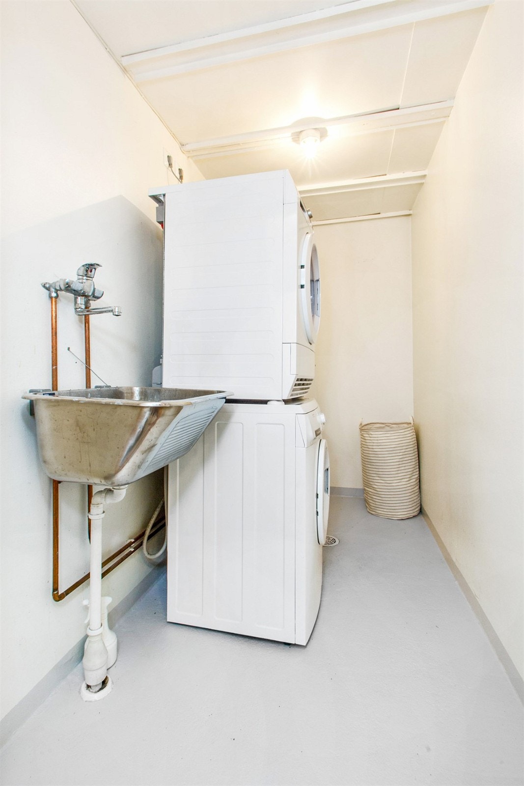 Boligen har et lyst, praktisk og enkelt vaskerom i kjelleretasjen fra ca. 2004 Galleribilde