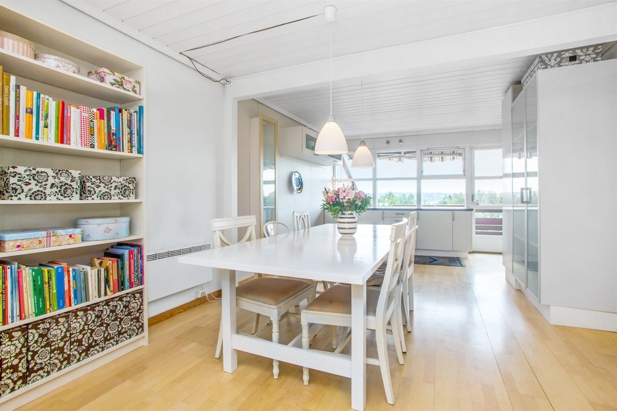 Store vindusflater sikrer godt lysinnslipp Galleribilde