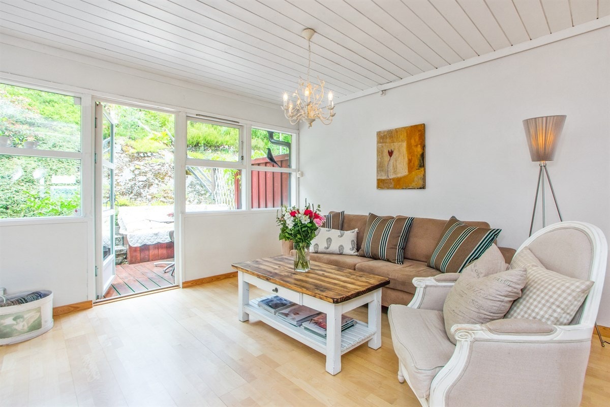 Utgang fra stue til hyggelig terrasse med direkte adgang til marka Galleribilde