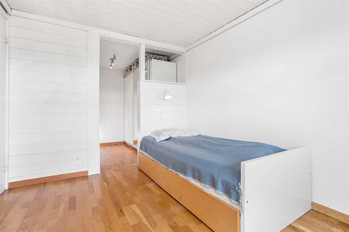 Soverom 1 er romslig med allkove til garderobeskap Galleribilde