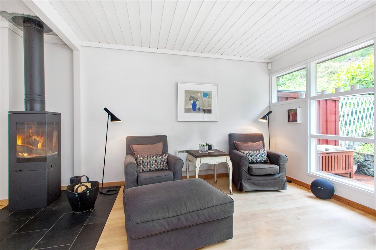 Moderne vedovn fra Nordpeis fra 2012 gir ekstra komfort og kan nytes fra store deler av stuen. Galleribilde