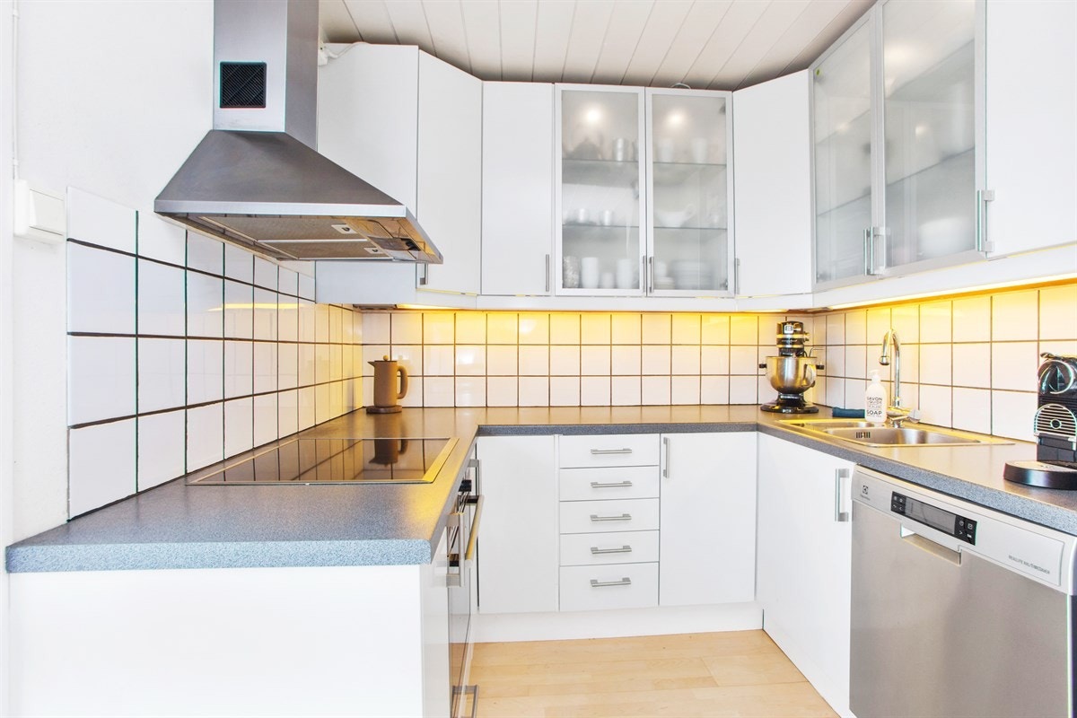 Kjøkkenet har godt med skap- og benkeplass Galleribilde