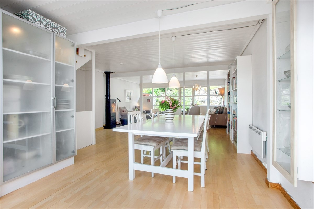 God plass til spisestue mellom stue/kjøkken Galleribilde