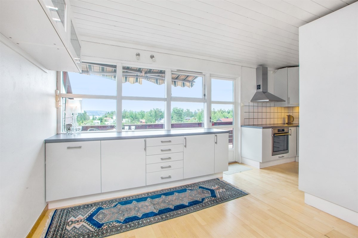 Innholdsrikt kjøkken med utsikt Galleribilde