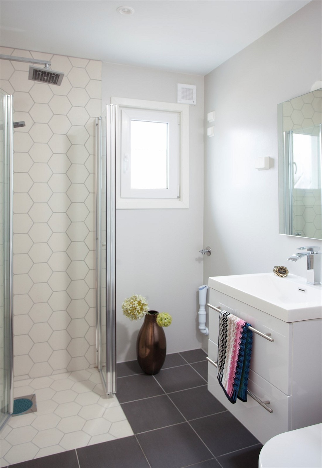 - Boligen har tilsammen 3 bad fordelt over etasjene - Galleribilde