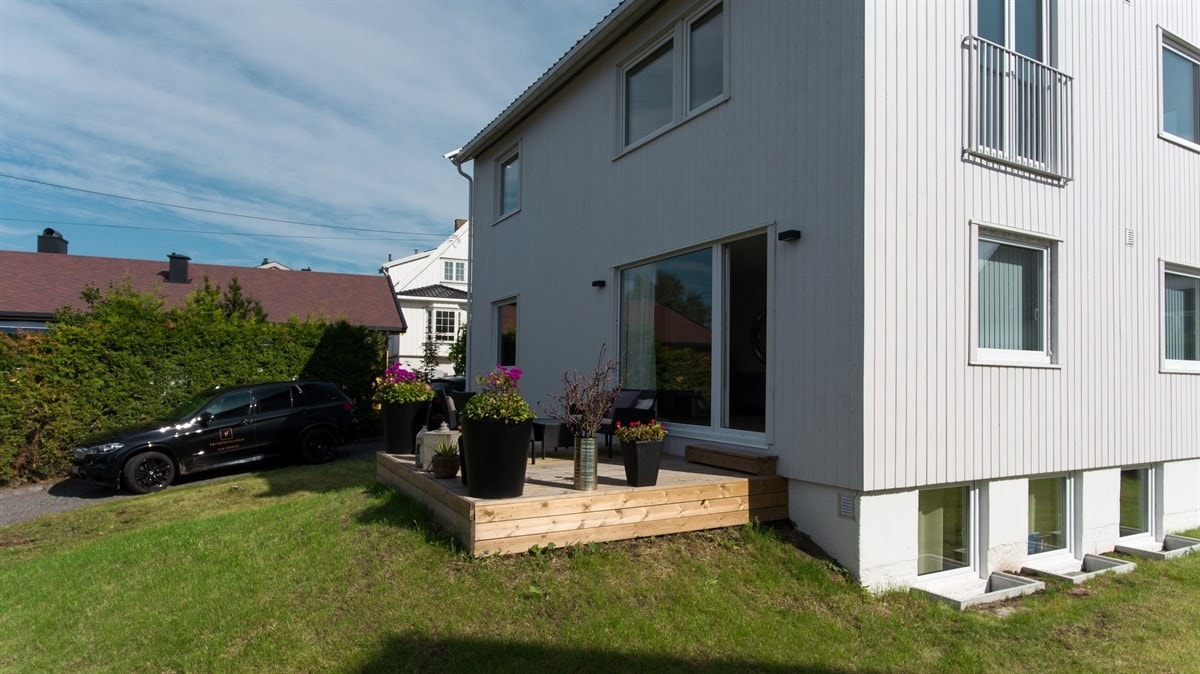 - Fra 1.etasje er det utgang til hage og terrasseplatting - Galleribilde