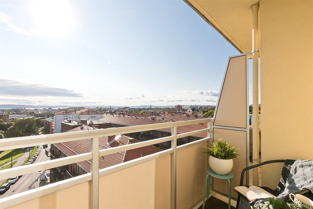 Balkongen vender rett mot syd og har naturligvis sol hele dagen Galleribilde