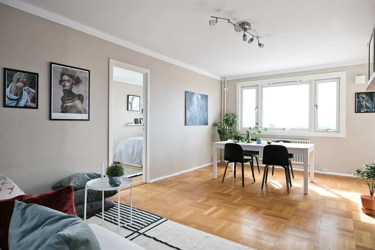 Om dagen er det et enestående lysforhold i hele leiligheten Galleribilde