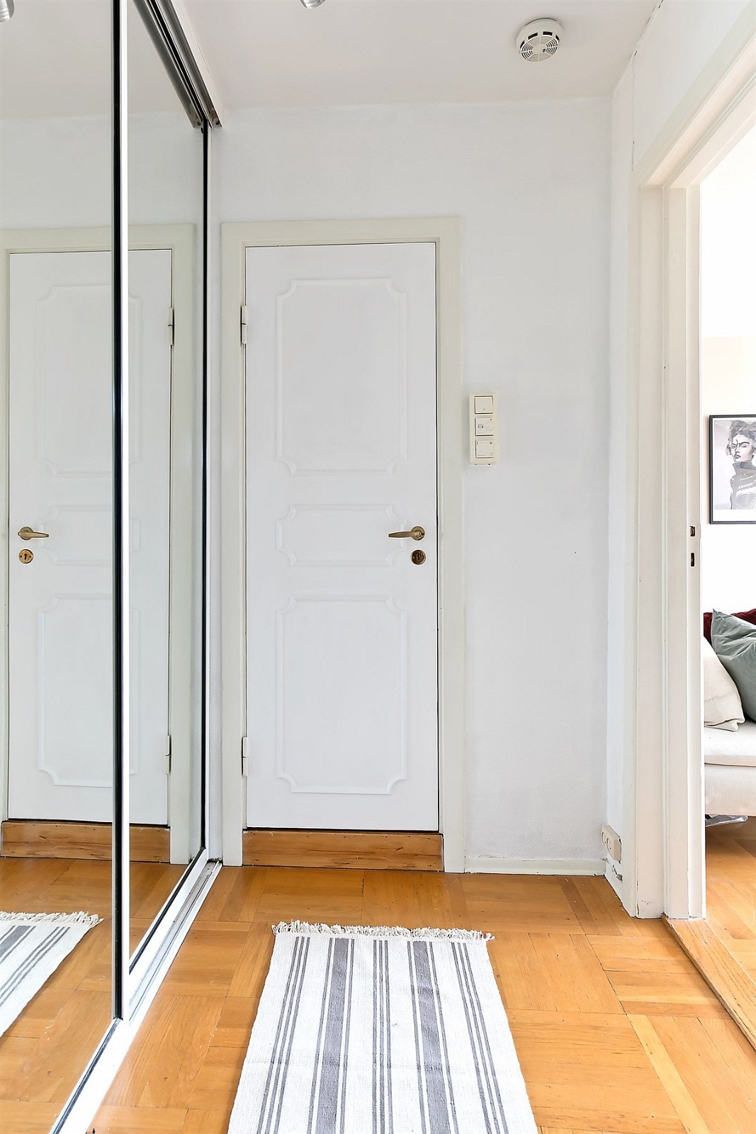 Entréen har stor garderobe Galleribilde