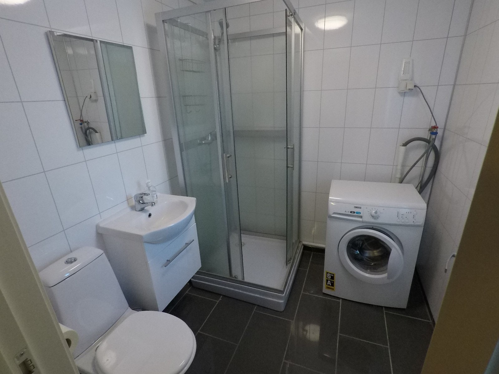 Felles bad for rom 101, 102, 103, 104. Det er også et ekstra bad i kjelleren. Galleribilde