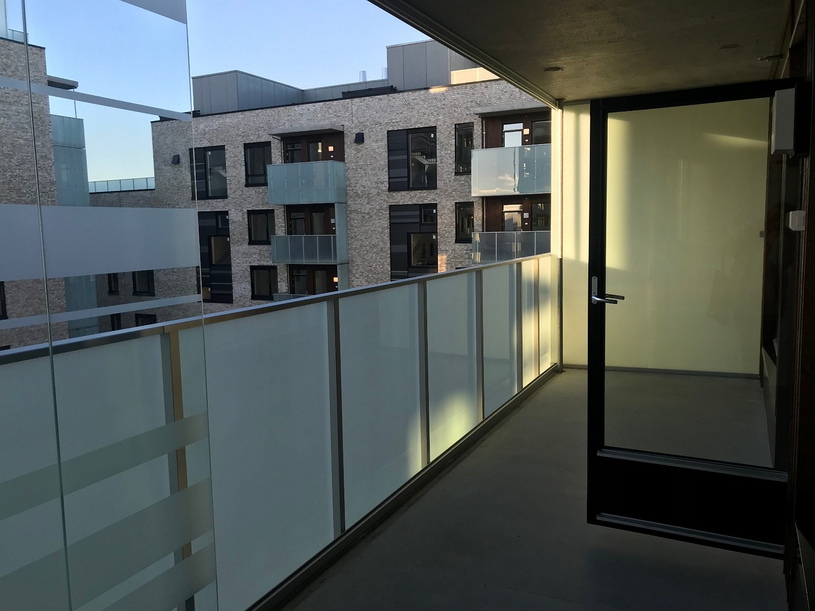 Romslig balkong med god plass til sittegrupper Galleribilde