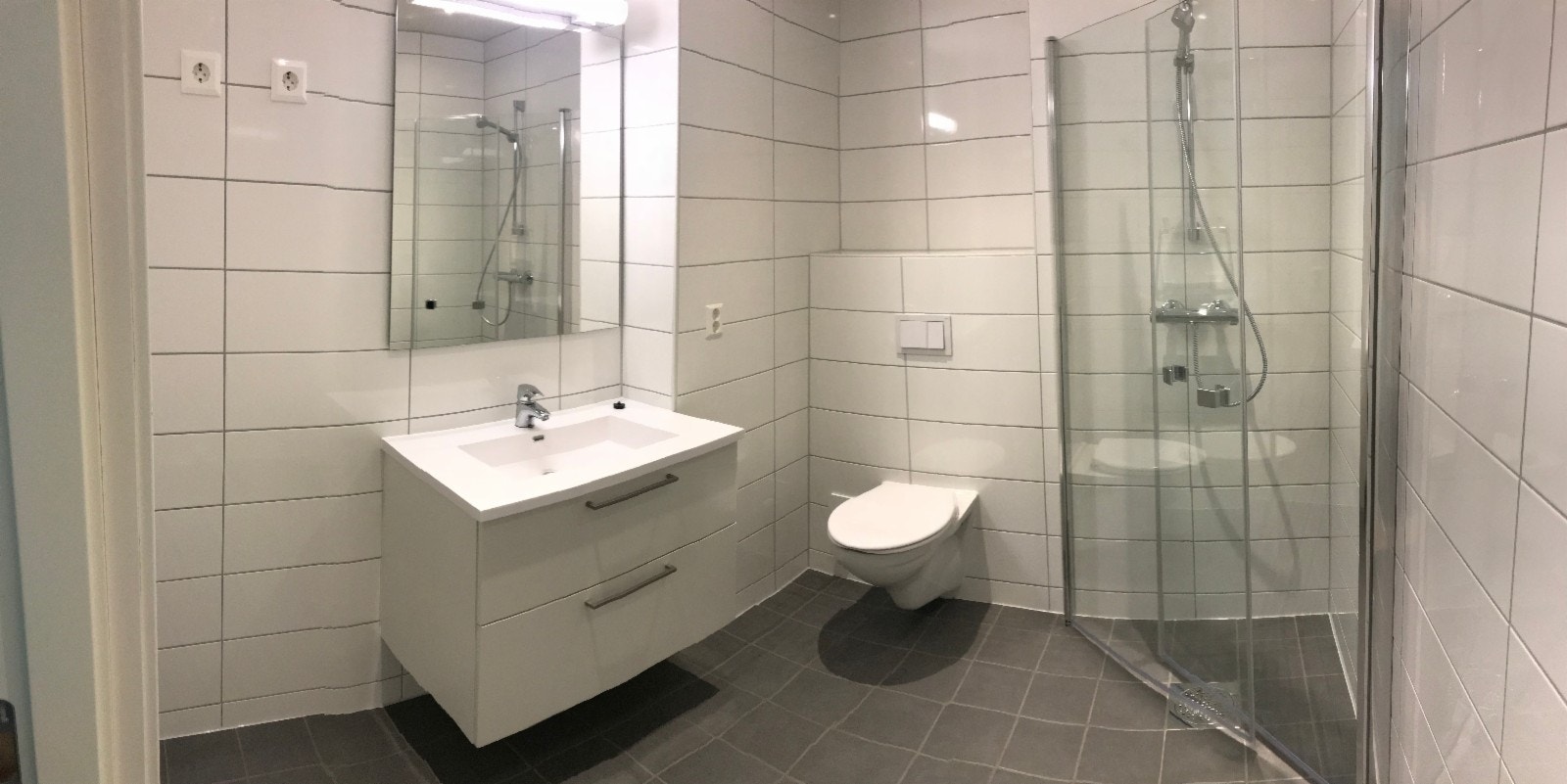 Flislagt bad med varmekabler og vaskemaskin/tørketrommel Galleribilde