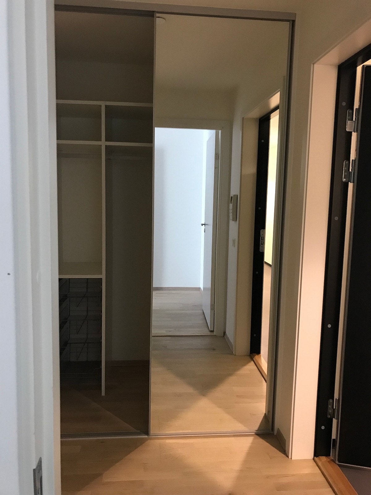 Innredet skyvedørsgarderobe i entré Galleribilde