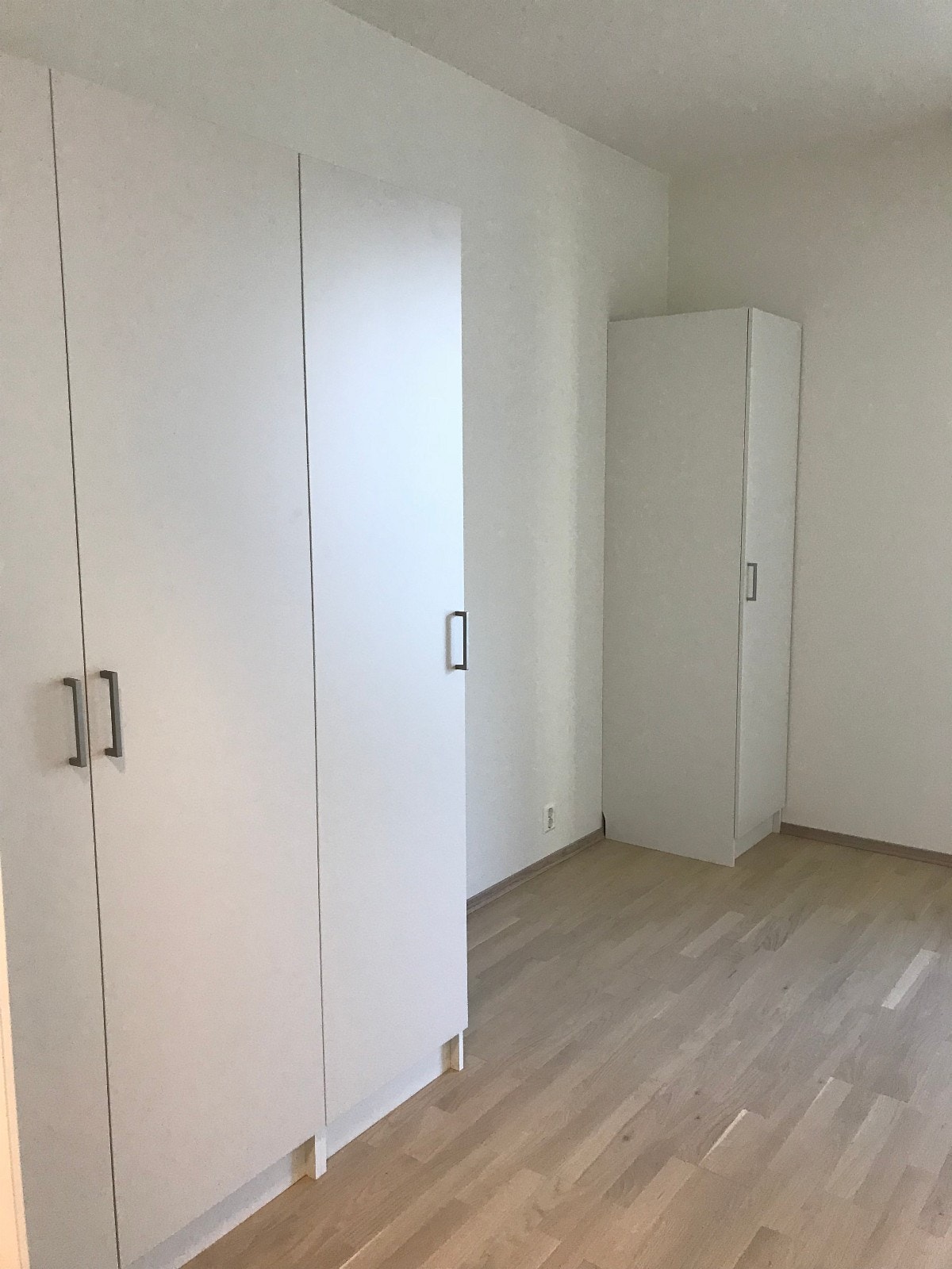 God plass til dobbeltseng i tillegg til mye skapplass Galleribilde