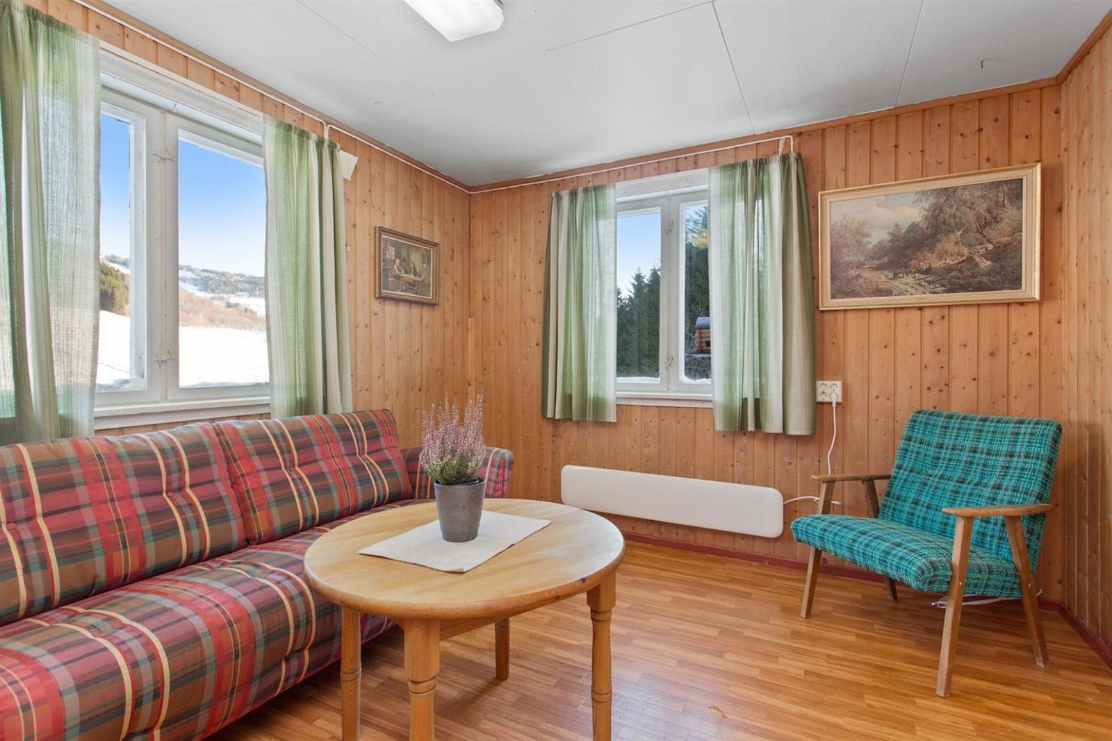 Hyggelig stue med vindusflater, som slipper inn godt med sollys. Galleribilde