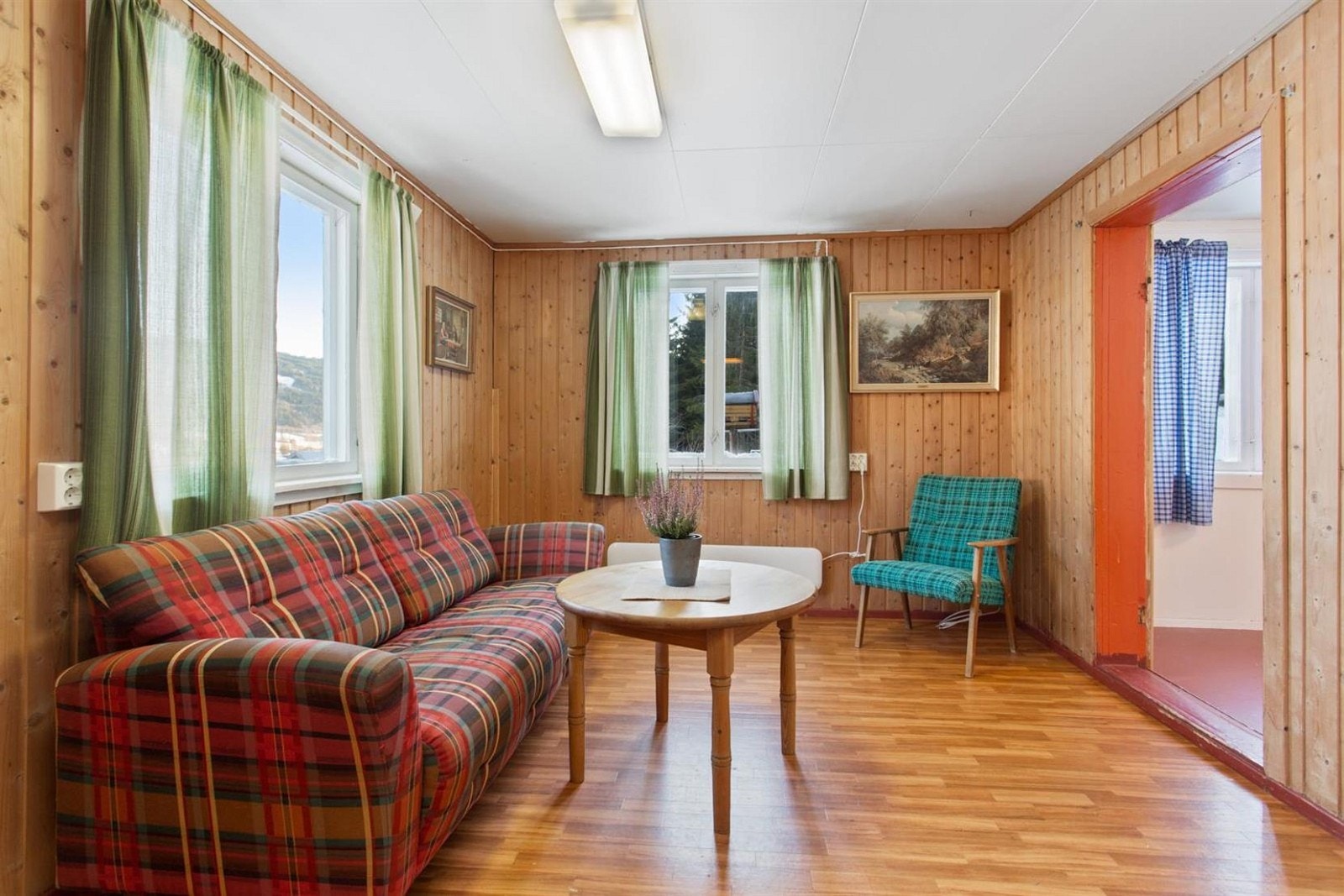 Stue med plass til sofagruppe og tilhørende møblement. Galleribilde