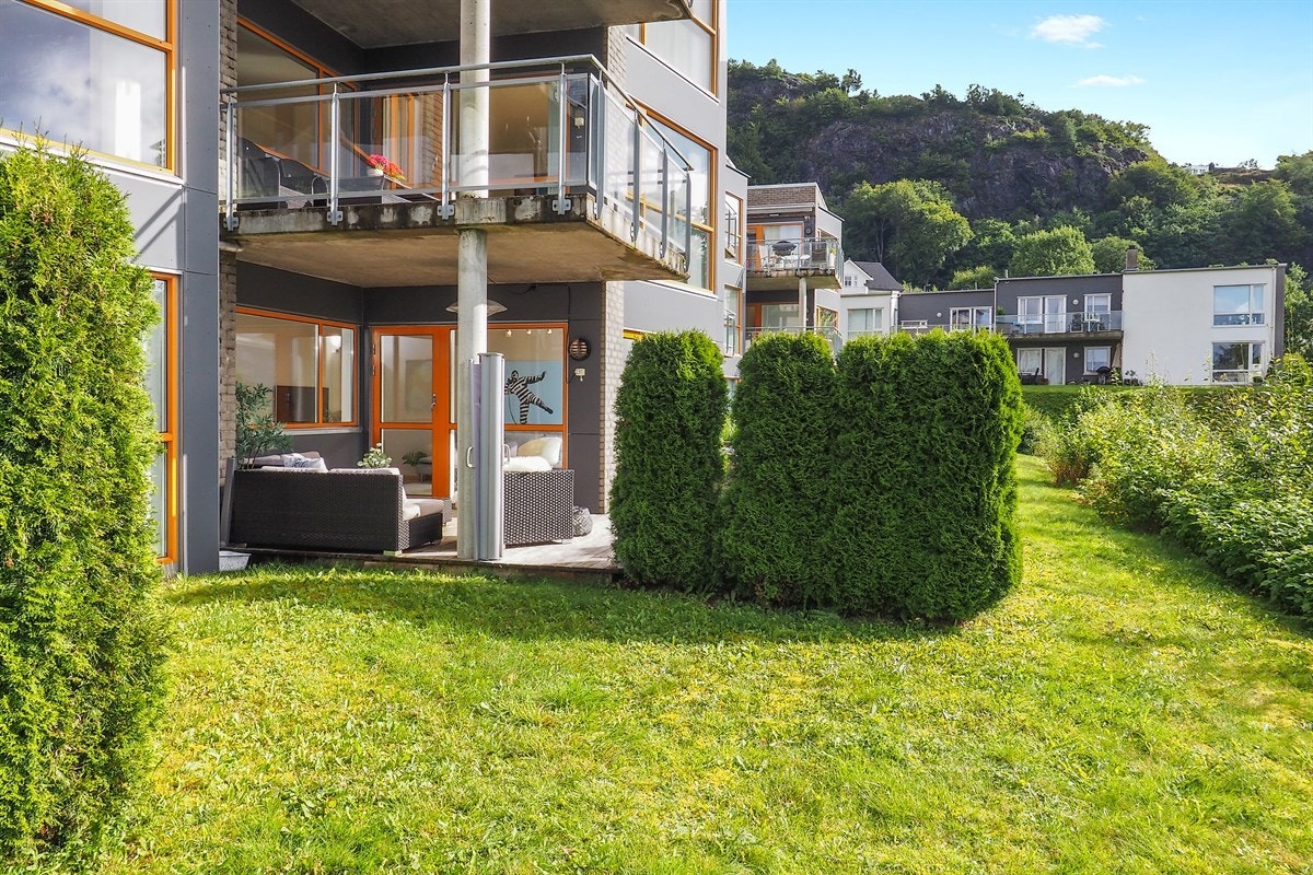 Proaktiv Eiendomsmegling - Terrasse med utgang til felles plen- og uteområde Galleribilde