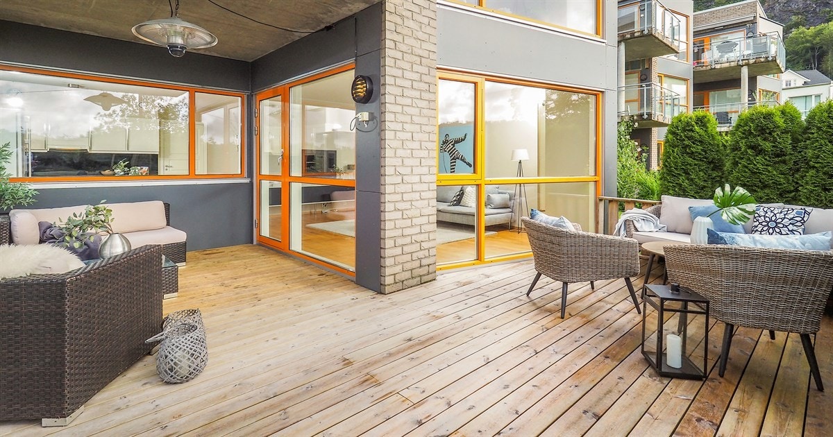 Proaktiv Eiendomsmegling - Delvis overbygget terrasse, perfekt for Bergenssommeren Galleribilde