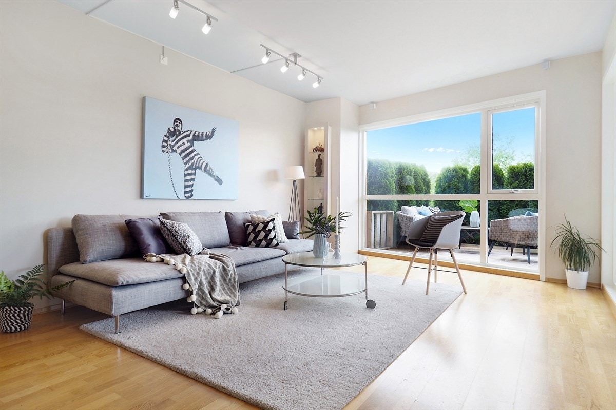 Proaktiv Eiendomsmegling - Den lyse og åpne stuen er boligens samlingspunkt Galleribilde