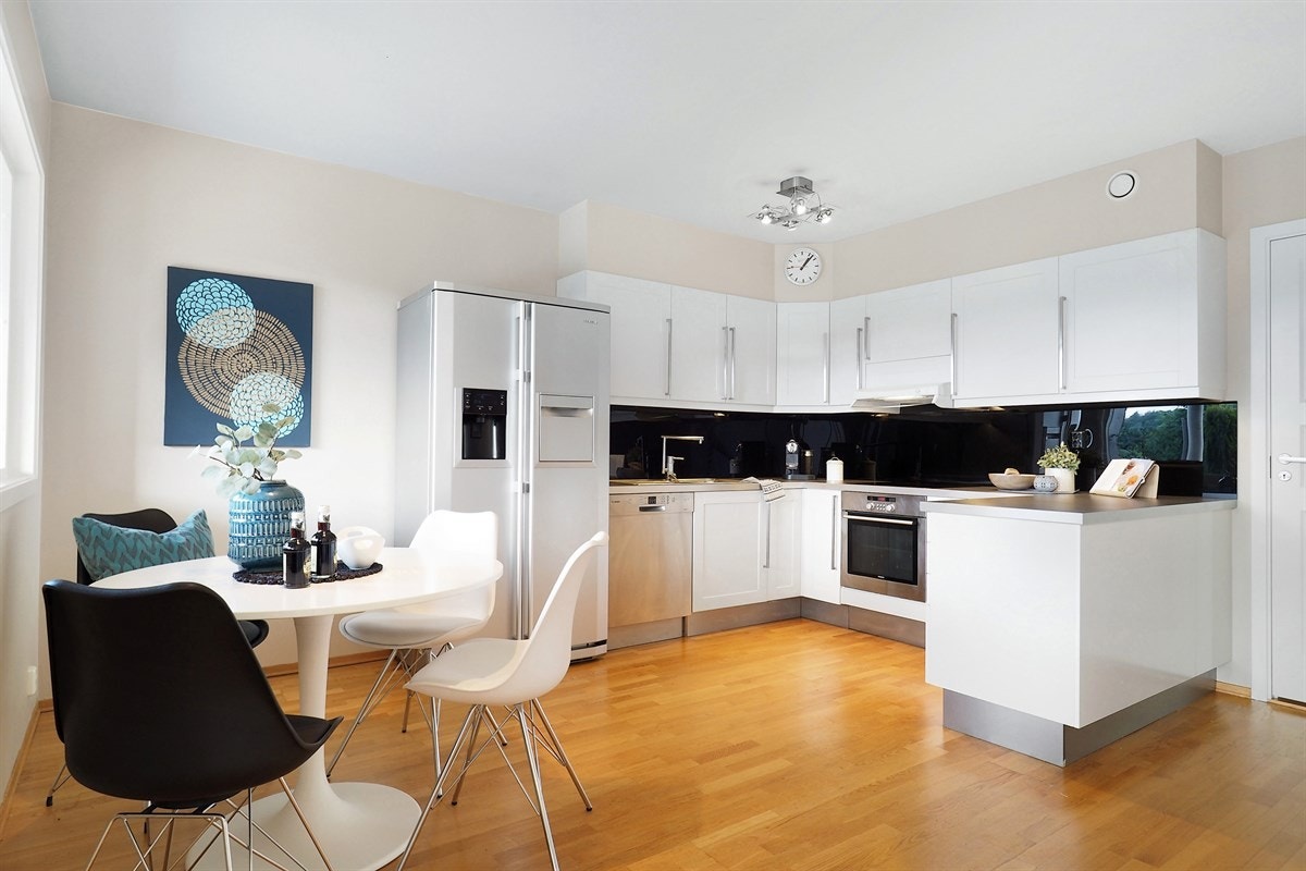 Proaktiv Eiendomsmegling - Stilrent HTH-kjøkken med profilerte, hvite fronter og laminert benkeplate Galleribilde