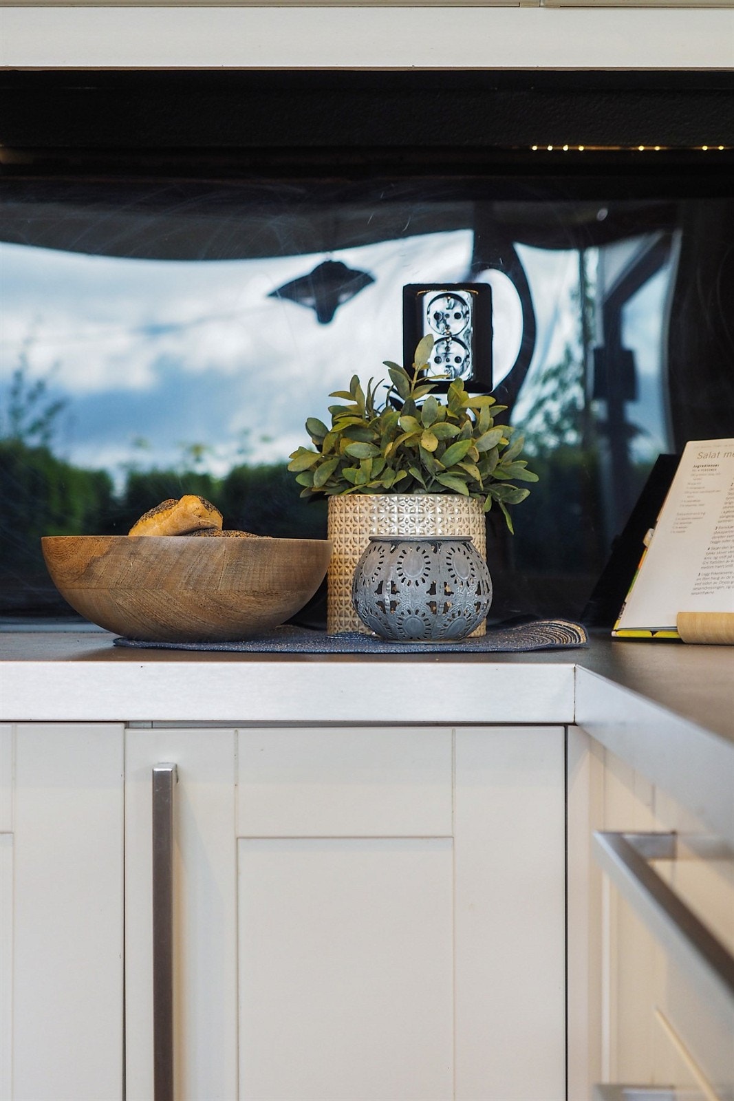 Proaktiv Eiendomsmegling - Plate i plexiglass mellom benkeplate og overskap Galleribilde