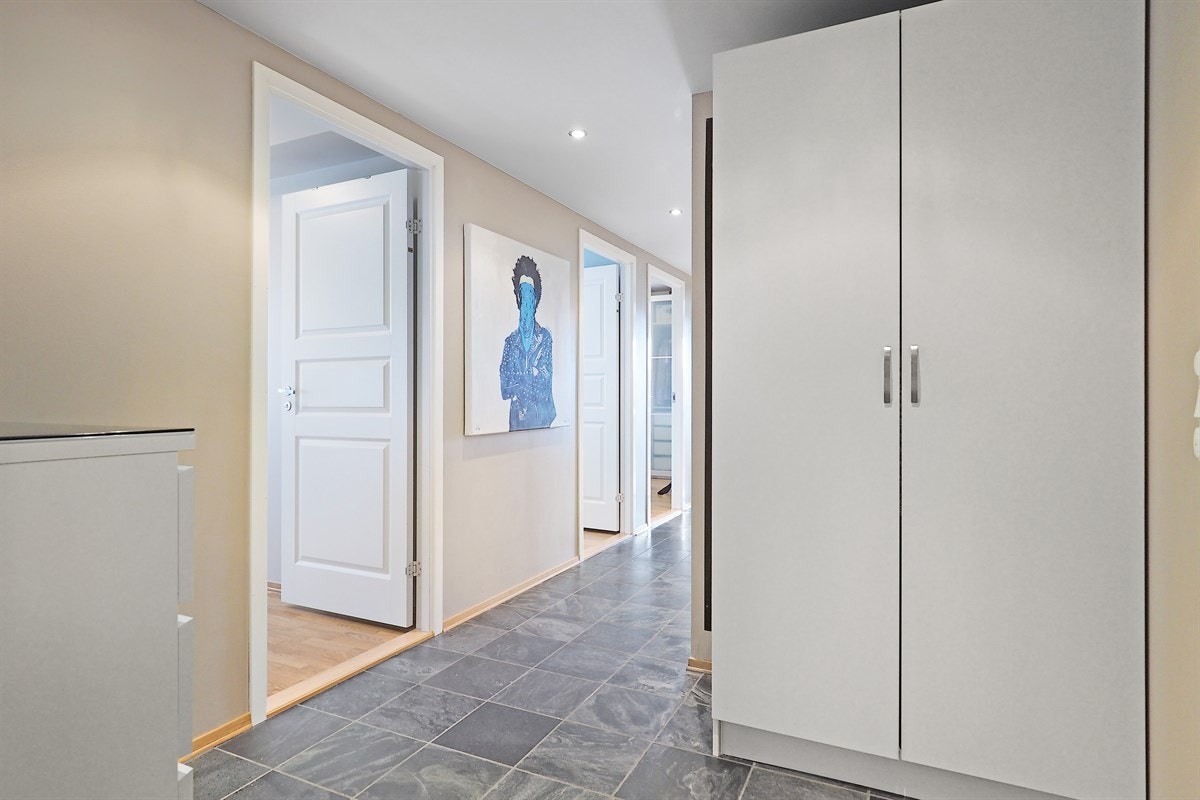 Proaktiv Eiendomsmegling - God plass til oppbevaringssystem for sko og yttertøy Galleribilde