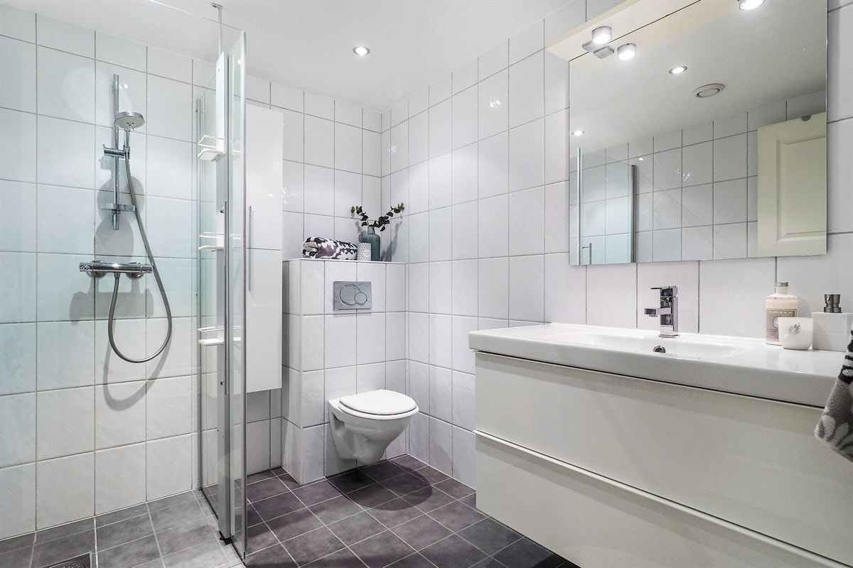 Proaktiv Eiendomsmegling - Delikat helfliset baderom på 4,7 kvm Galleribilde