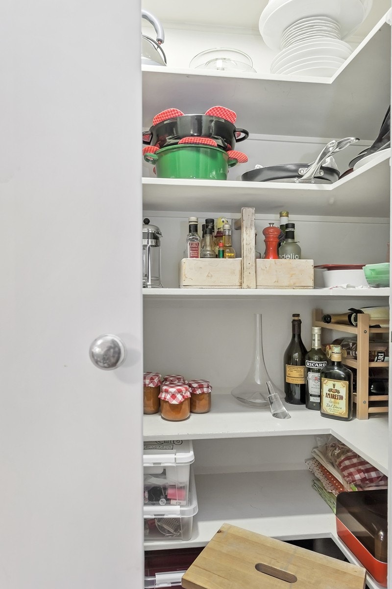 Praktisk matbod på kjøkkenet. Galleribilde