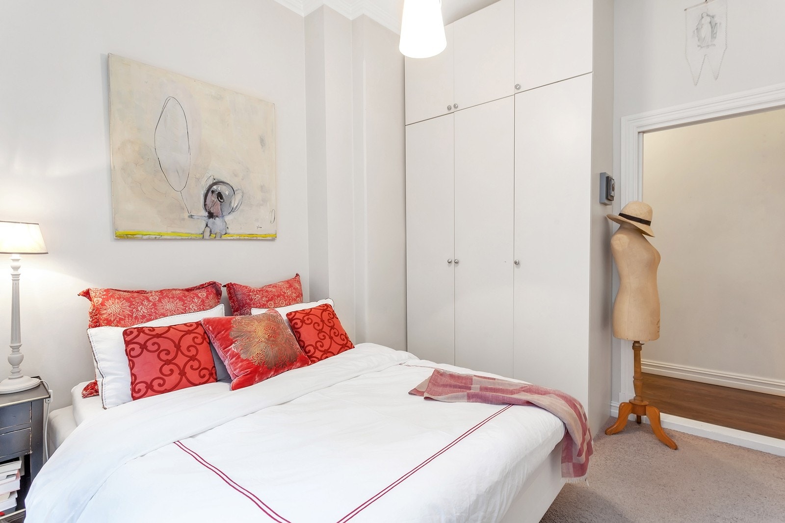 Praktisk, stort garderobeskap på hovedsoverommet Galleribilde