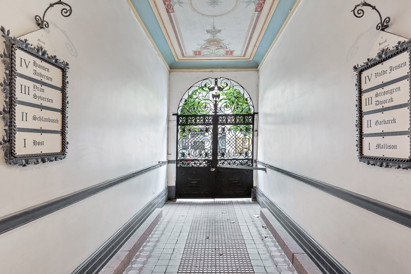 Inngangsparti med et klassisk, arkitektonisk preg. Galleribilde