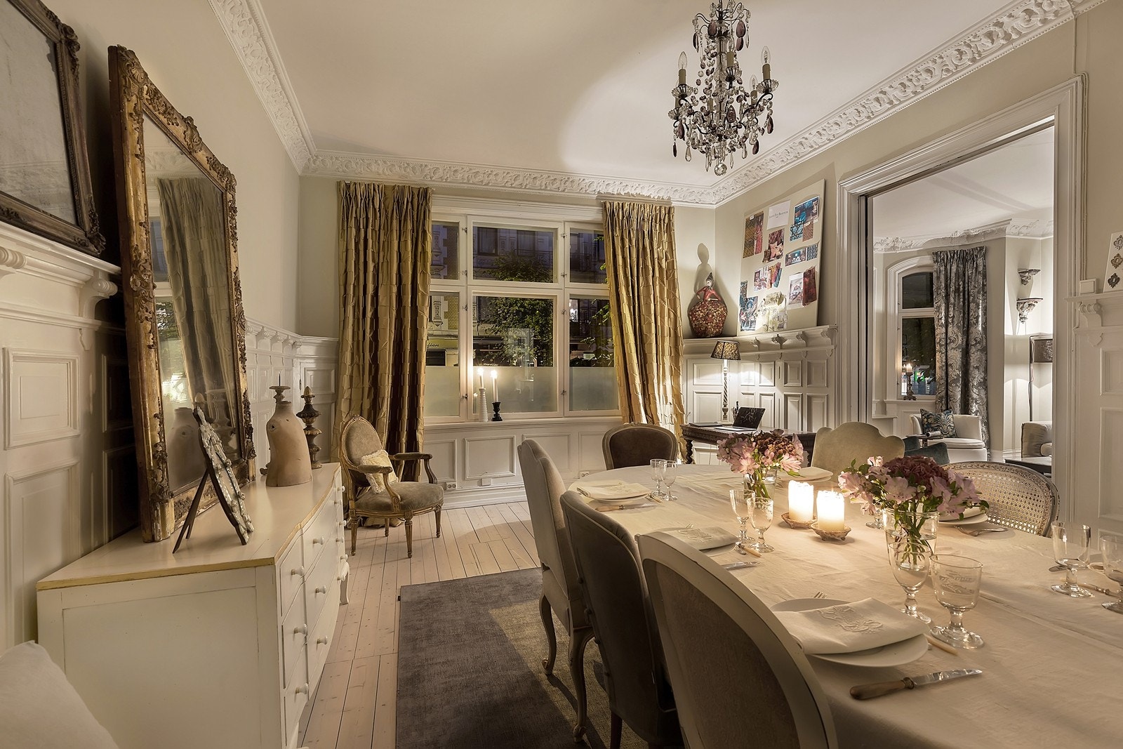 Spisestuen er også av svært god størrelse, med godt lysinnslipp fra vinduer vendt mot Niels Juels gate. God plass til langbord som kan dekke et stort selskap. Galleribilde