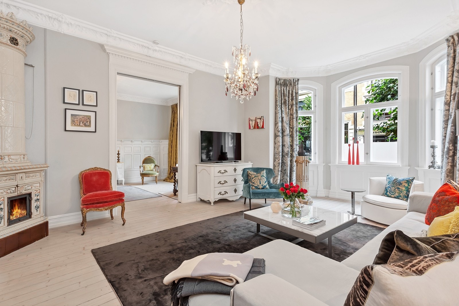 Romslig og flott stue med god takhøyde på 3,20 meter. Plass til ulike sittegrupper med tilhørende salongbord. Galleribilde