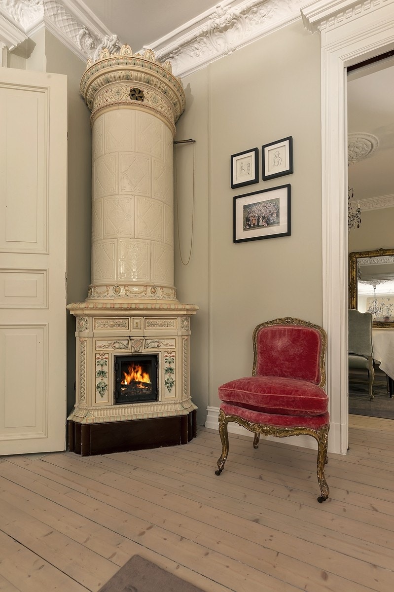 Stuen kan by på en klassisk og lekker svenskeovn med flotte detaljer. Galleribilde