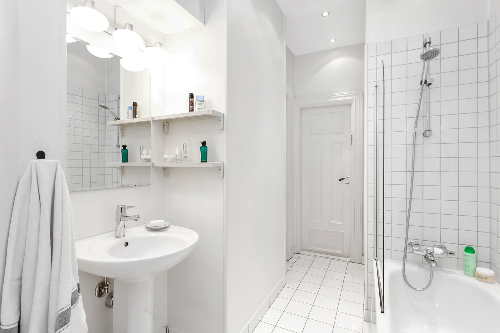 Romslig, flislagt bad med god plass til både vaskemaskin og tørketrommel. Varmekabler i gulv. Galleribilde