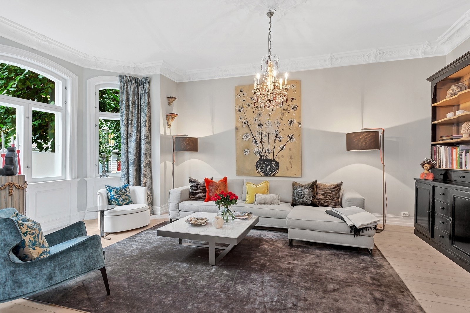 På formiddagen titter solen igjennom de store vindusflatene fra leilighetens karnapper. Galleribilde