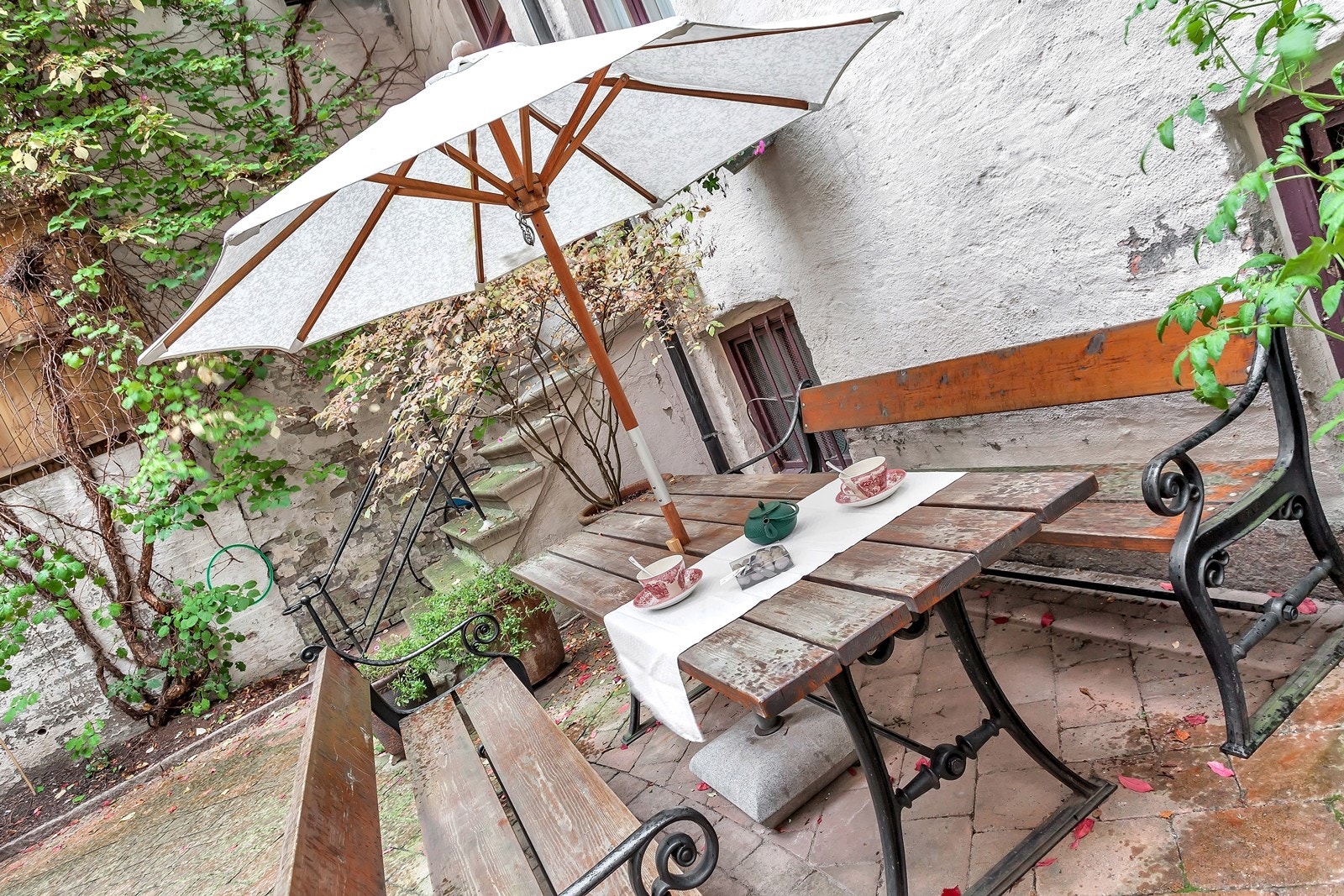 Pent opparbeidet bakgård. Galleribilde