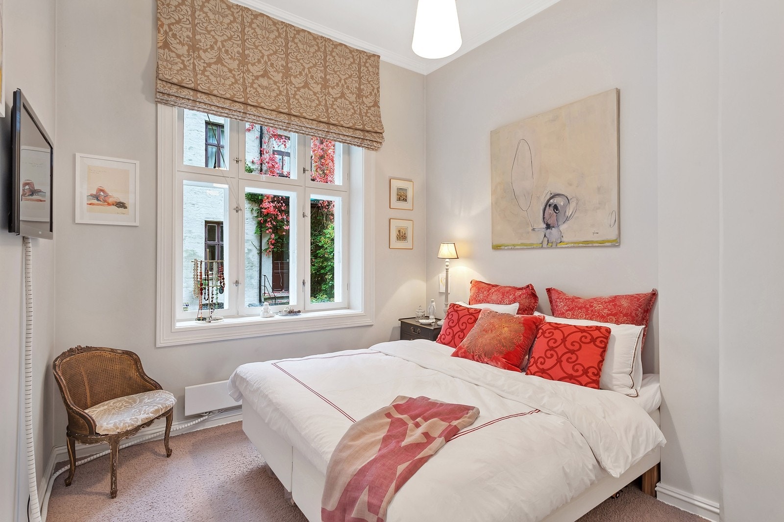 Hovedsoverommet har god plass til dobbeltseng med tilhørende nattbord og garderobeskap. Vender mot stille og rolig bakgård. Galleribilde