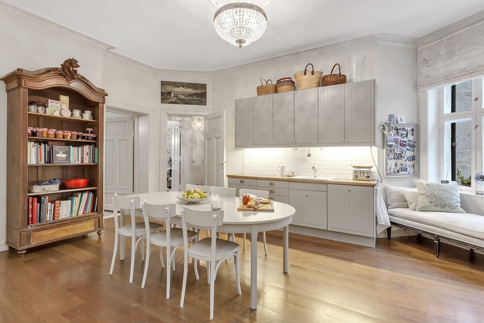 Kjøkkeninnredningen har grå, profilerte fronter og håndtak i stål. Benkeplate i heltre eik. Galleribilde