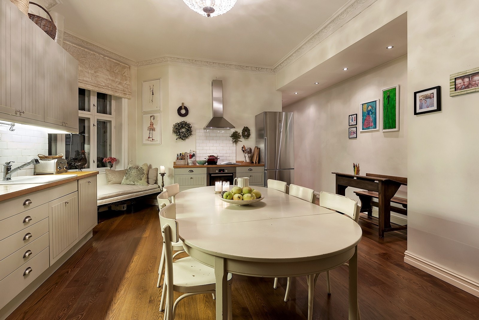 Leilighetens kjøkken anses som et sosialt midtpunkt. Kjøkkenet er plassert sentralt i leiligheten og blir automatisk et hyggelig samlingspunkt for både små og store. Galleribilde