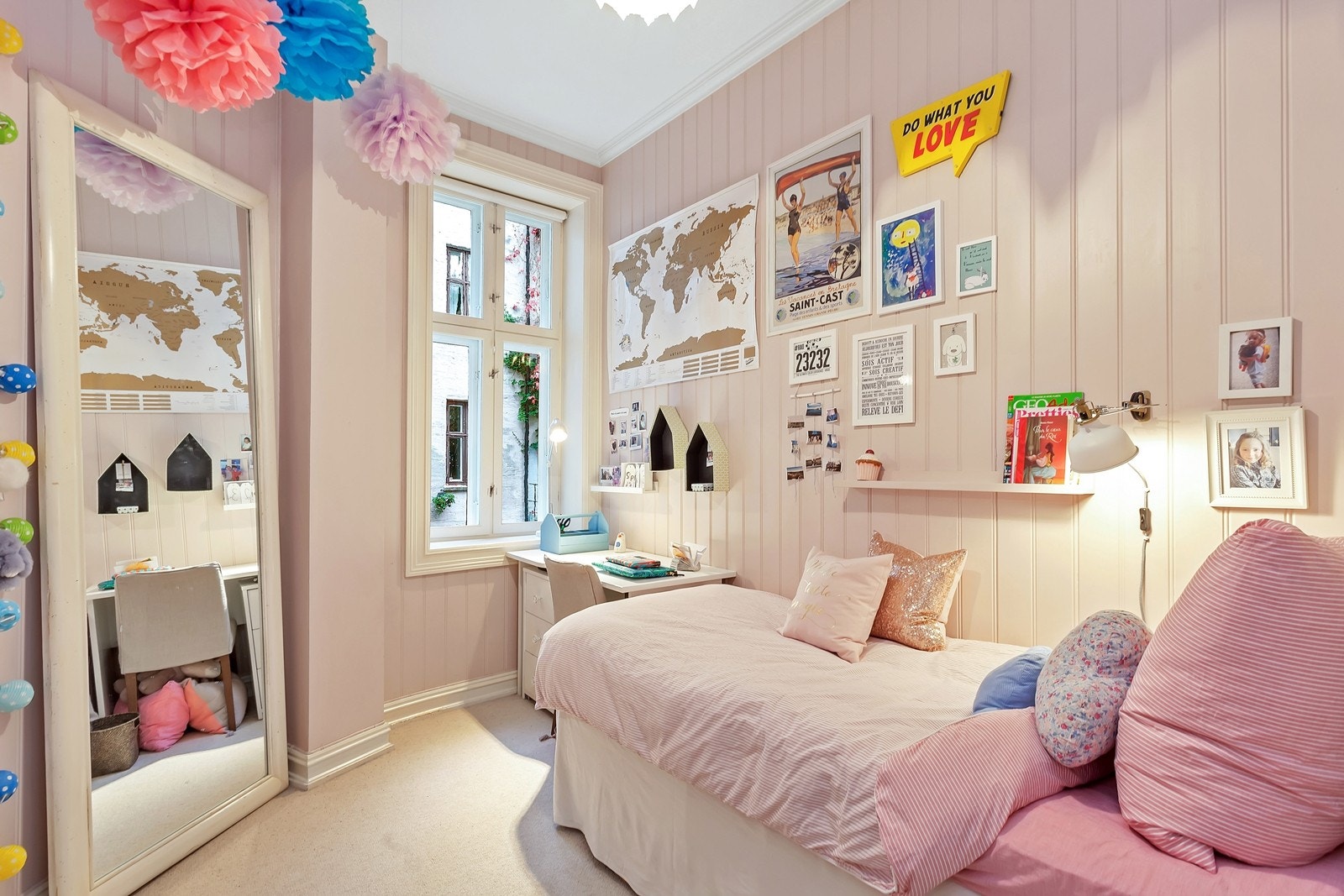 Koselig barnerom mot stille og rolig bakgård. Også perfekt egnet som kontor. Galleribilde