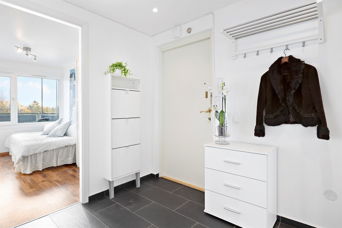 Entréen gir et meget godt førsteinntrykk av leiligheten og er romslig innredet Galleribilde