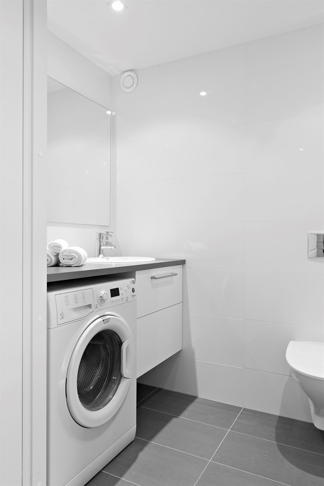 Separat wc med fliser på gulv med gulvvarme samt opplegg for vaskemaskin Galleribilde